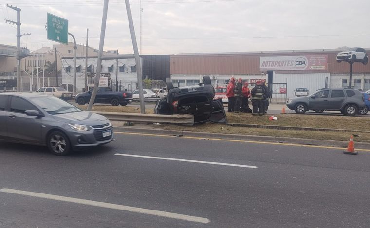 FOTO: Un auto tumbó en Av. La Voz del Interior. (Foto: Fernando Barrionuevo/Cadena 3)