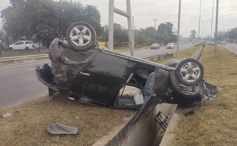 FOTO: Un auto tumbó en Av. La Voz del Interior. (Foto: Fernando Barrionuevo/Cadena 3)