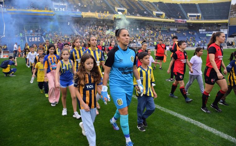 FOTO: Fútbol Femenino: Central le ganó a Newell's un clásico que quedará en la historia.