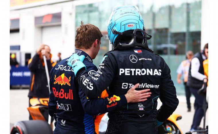 FOTO: Russell y Verstappen se saludan tras la emocionante definición de la Q3