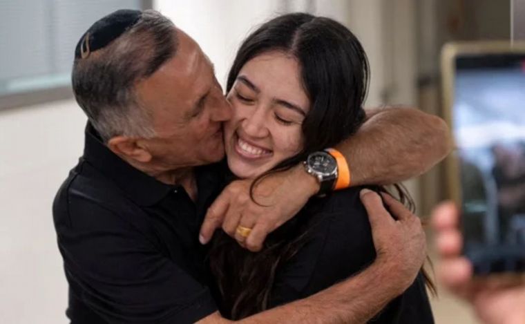 FOTO: Noa Argamani durante el reencuentro con su padre. (Foto Reuters).