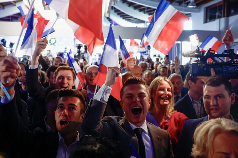 FOTO: Miembros del partido de extrema derecha Agrupación Nacional celebran en Francia. 