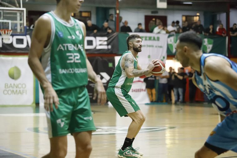 FOTO: Lucas Arn en el partido ante Racing de Chivilcoy. (Foto: Germán Ruiz/Atenas)