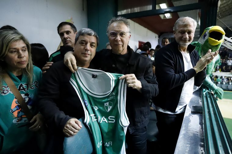 FOTO: Rubén Magnano junto al presidente David Urreta y el "Pichi". Foto: Germán Ruiz.