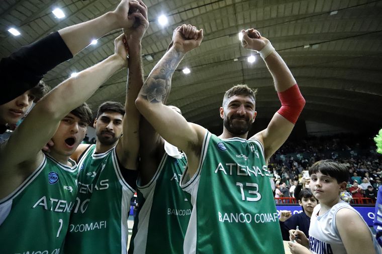 FOTO: Atenas festeja el primer triunfo ante Racing de Chivilcoy. (Foto: Germán Ruiz/Atenas)