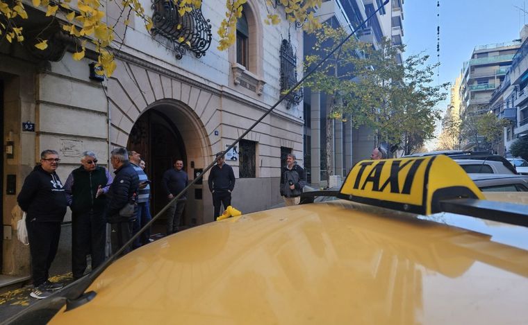 FOTO: Los taxistas se congregaron en el anexo del Concejo de Rosario. 