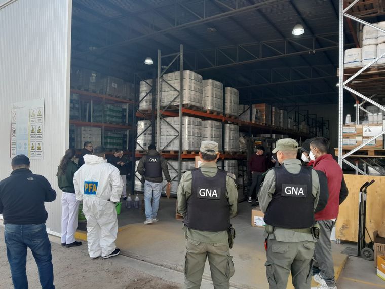 FOTO: Secuestro de agroquímicos que serían adulterados. (Gendarmería Nacional)