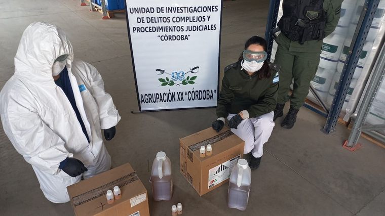 FOTO: Secuestro de agroquímicos que serían adulterados. (Gendarmería Nacional)