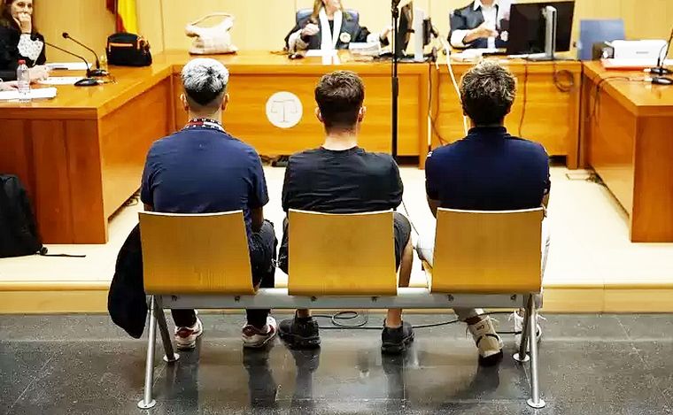 FOTO: Los tres hinchas del Valencia condenados por racismo tienen entre 18 y 21 años.