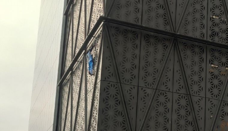 FOTO: El "spiderman", de 36 años, subió más de 20 pisos sin arnés. 
