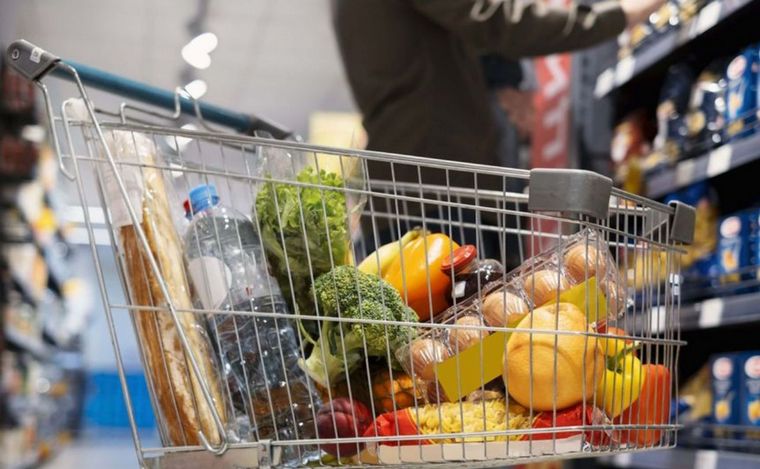 FOTO: Llenar el changuito en el supermercado cuesta cada vez más caro.