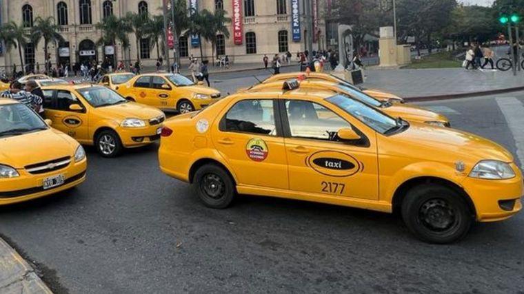 FOTO: Taxistas piden la aprobación de un proyecto que prohíbe aplicaciones de viajes