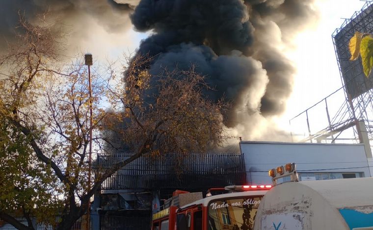 FOTO: Se incendió un depósito de plásticos en Mendoza. (Foto: Facundo Dimaría/Cadena 3)