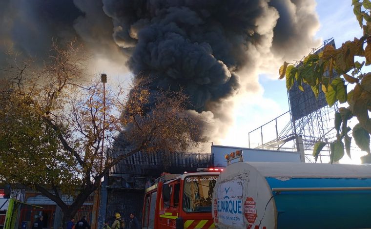 FOTO: Se incendió un depósito de plásticos en Mendoza. (Foto: Facundo Dimaría/Cadena 3)