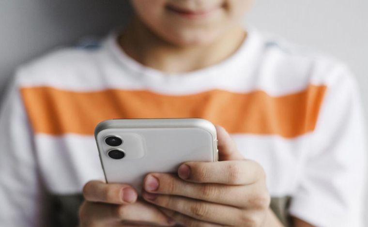 FOTO: Piden mayor control parental ante el uso de celulares de los menores.