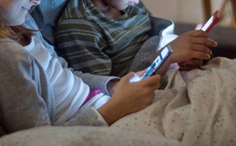 FOTO: Piden mayor control parental ante el uso de celulares de los menores.