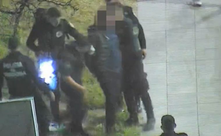 FOTO: Detuvieron en Córdoba a dos hombres en moto que quisieron evadir un control policial.