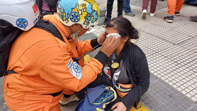 FOTO: Atacaron a manifestantes con gas pimienta. (Orlando Morales/Cadena 3)