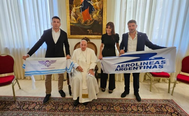 FOTO: El Papa Francisco posó con sindicalistas y banderas de Aerolíneas Argentinas.