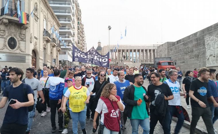 FOTO: Marcha por el centro de Rosario contra la posible aprobación de la ley Bases.