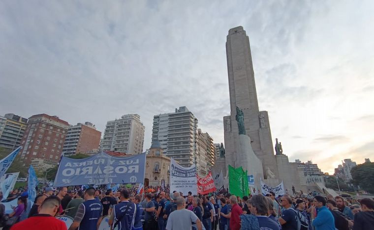 FOTO: Marcha por el centro de Rosario contra la posible aprobación de la ley Bases.