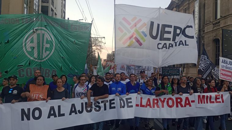 FOTO: Comenzó la marcha de gremios y organizaciones en contra de la Ley de Bases