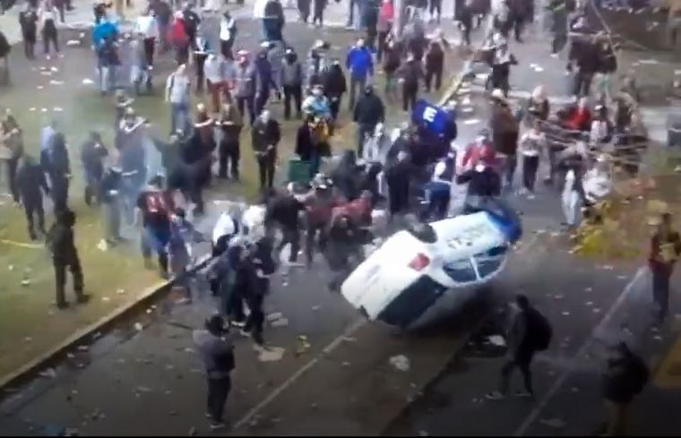 FOTO: El momento en que los manifestantes destruyeron el auto de la radio. 