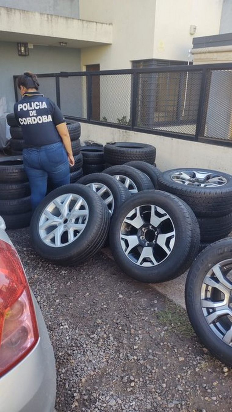 FOTO: Secuestro de neumáticos en barrio San Salvador, de la ciudad de Córdoba. (Policía)