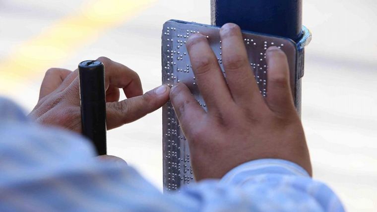 FOTO: La ciudad de Salta incorporará placas de braille en espacios públicos