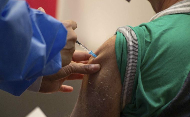 FOTO: Se firmó un convenio para ampliar la disponibilidad de vacunas en Santa Fe.