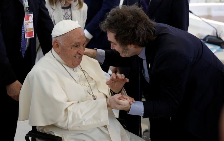 FOTO: El encuentro de Milei con el Papa Francisco en la Cumbre del G7.