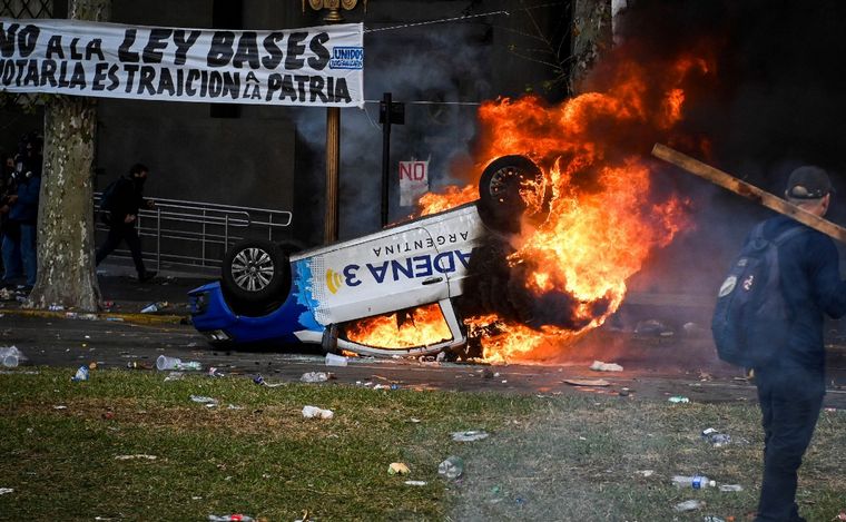 FOTO: El móvil de Cadena 3 tras el ataque durante los incidentes en el Congreso. (Foto: NA)