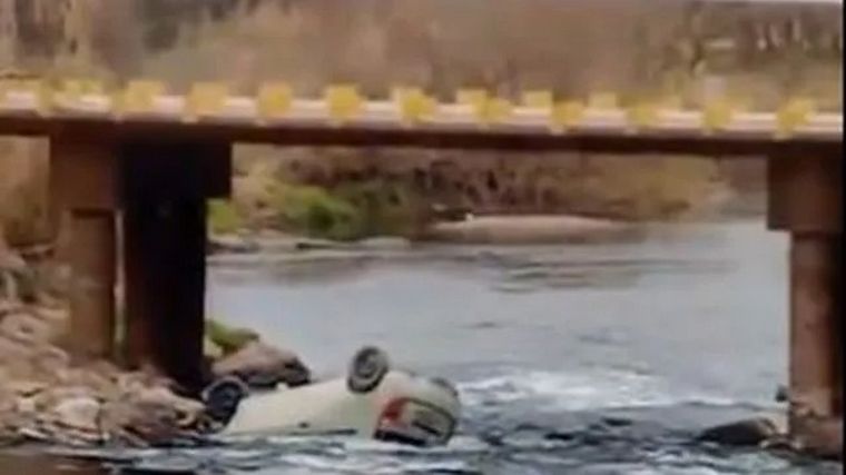 FOTO: Córdoba: se distrajo por su perra y cayó con su auto al río