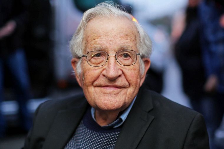 FOTO: Desmienten la muerte del pensador y lingüista Noam Chomsky