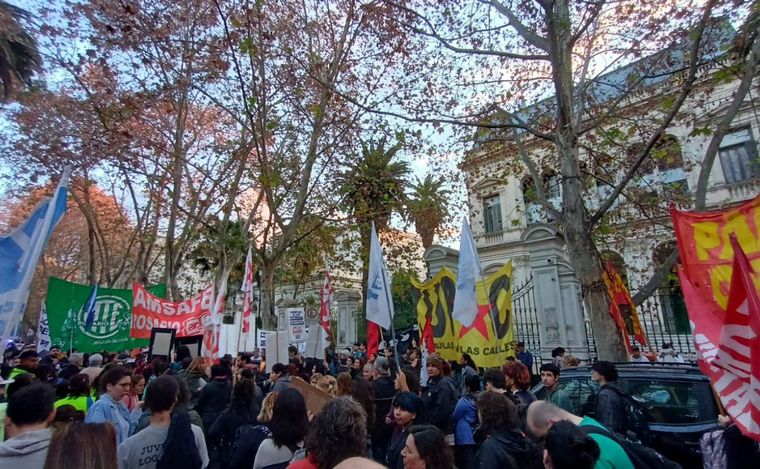 FOTO: Protesta en el centro de Rosario por los presos tras la marcha frente al Congreso.