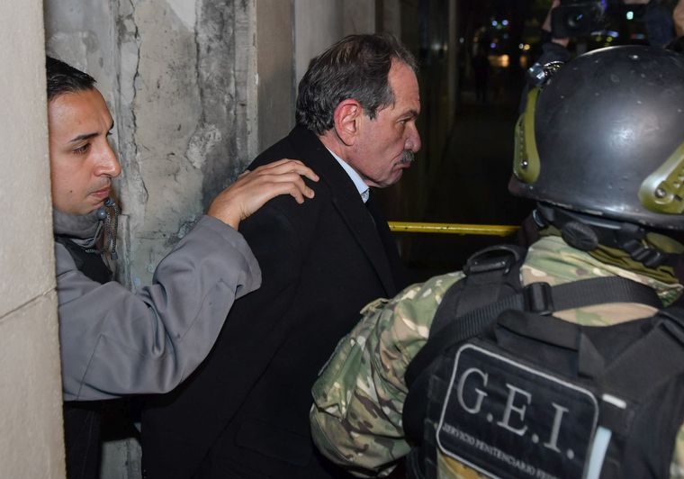 FOTO: José Alperovich, exgobernador de Tucumán, es trasladado a la cárcel. 