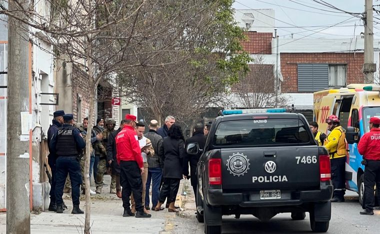 FOTO: Tensión en barrio Güemes por un hombre atrincherado. (Foto: Daniel Cáceres/Cadena 3)