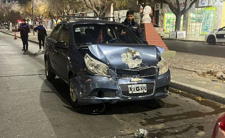 FOTO: El jefe de la División de Infantería chocó su auto en pleno centro: estaba ebrio.