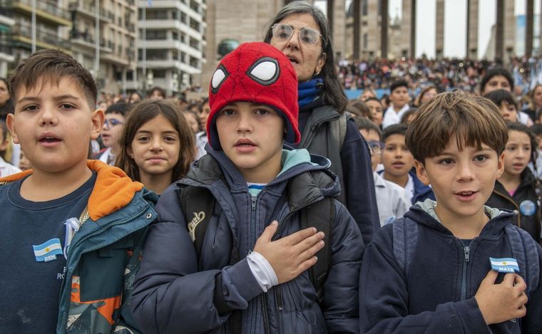 FOTO: 25.000 niños participaron de la Promesa de Lealtad a la Bandera. (Municipalidad)