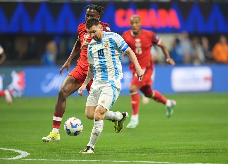 FOTO: Messi jugando ante Canadá. (Foto: @Argentina)