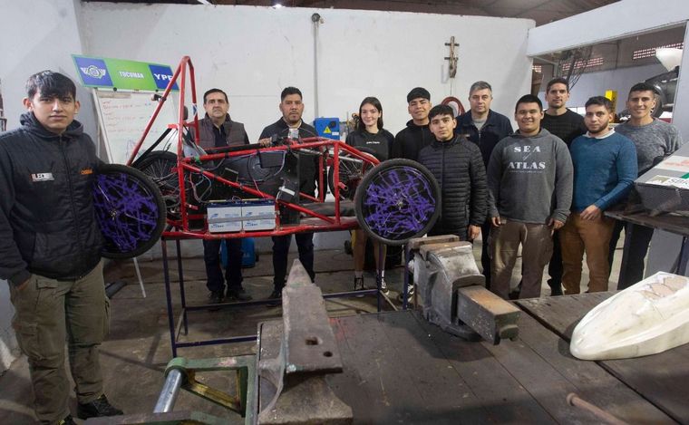 FOTO: Alumnos idearon un auto ecológico con objetos recuperados del delito. (Gentileza)