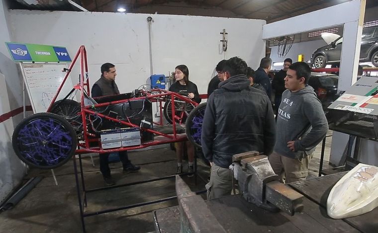 FOTO: Alumnos idearon un auto ecológico con objetos recuperados del delito. (Gentileza)