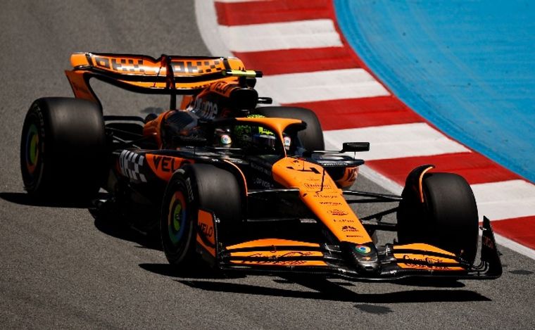 FOTO: Norris tiene muy buen comienzo liderando la FP1 con McLaren en Barcelona