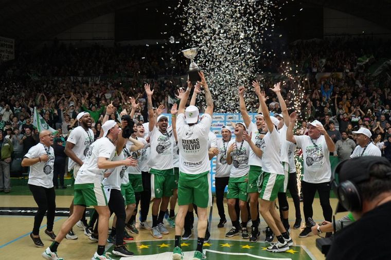 FOTO: Atenas volvió a la Liga Nacional y Córdoba festeja. (Foto: Daniel Cáceres/Cadena 3)