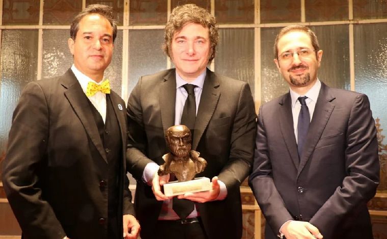 FOTO: Javier Milei con el premio Instituto Juan de Mariana 2024. (Foto: NA)