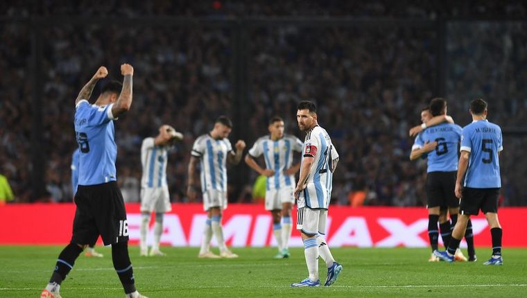 FOTO: Messi mira el festejo de los jugadores uruguayos en 