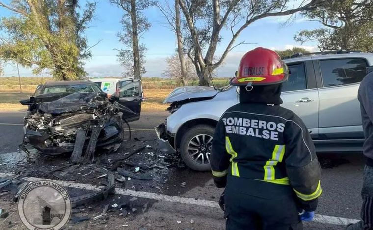 FOTO: Dos camionetas impactaron de frente en Embalse. Foto: Gentileza Bomberos Embalse.