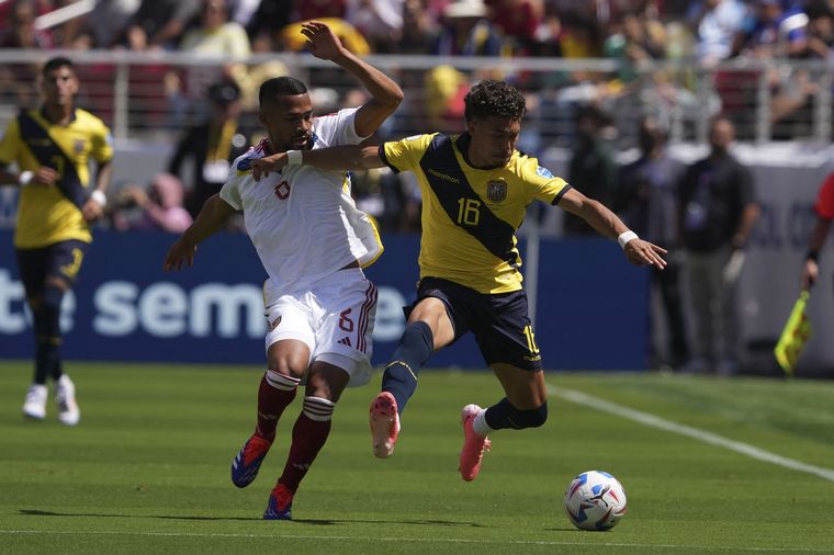 FOTO: Ecuador y Venezuela se enfrentan en la Copa América. 