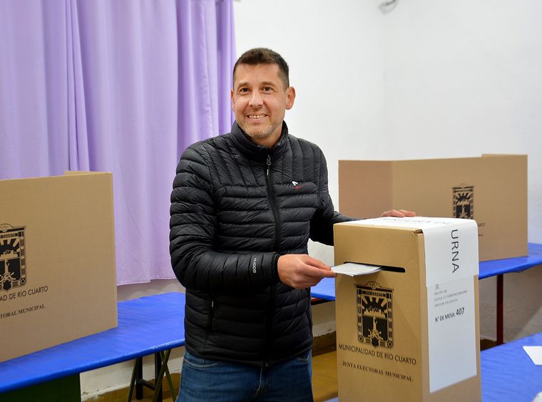 FOTO: Gonzalo Parodi, luego de votar en la Escuela Florentino Ameghino