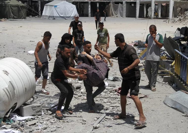 FOTO: Un ataque aéreo israelí mata a ocho personas en un centro de ayuda en Gaza